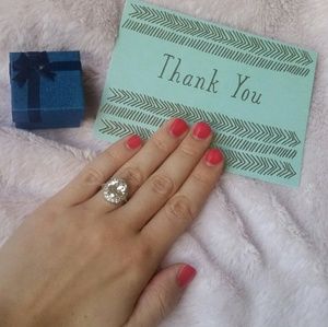 💐Gorgeous oval CZ engagement ring💐